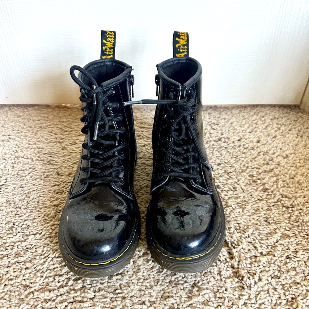 Dr Martens patent leather black lace up boots - size 3 Y (34 EUR)